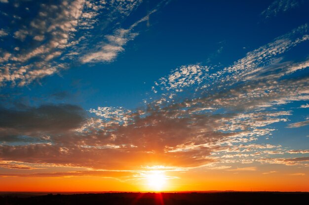 Foto la vista panoramica del cielo al tramonto