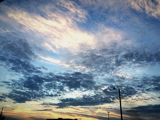 Foto la vista panoramica del cielo al tramonto