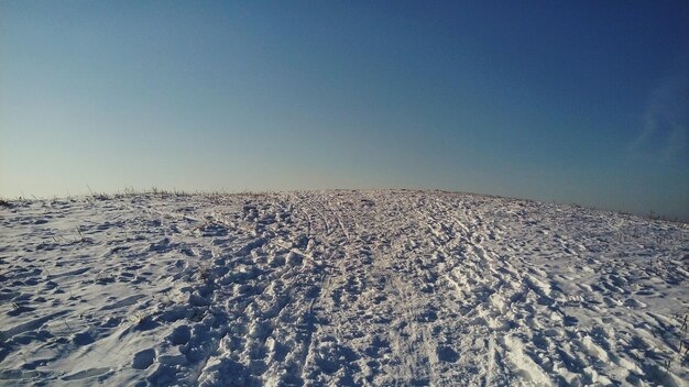 Photo scenic view of snow against clear blue sky