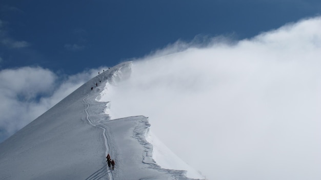 Photo scenic view of snow capped mountain