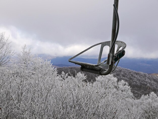 Foto vista panoramica di un campo coperto di neve contro il cielo