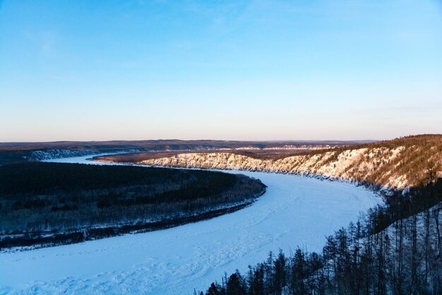 青い空を背景に雪に覆われた土地の風景