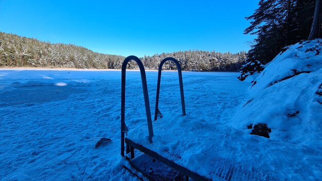 Foto vista panoramica della terra coperta di neve contro il cielo blu