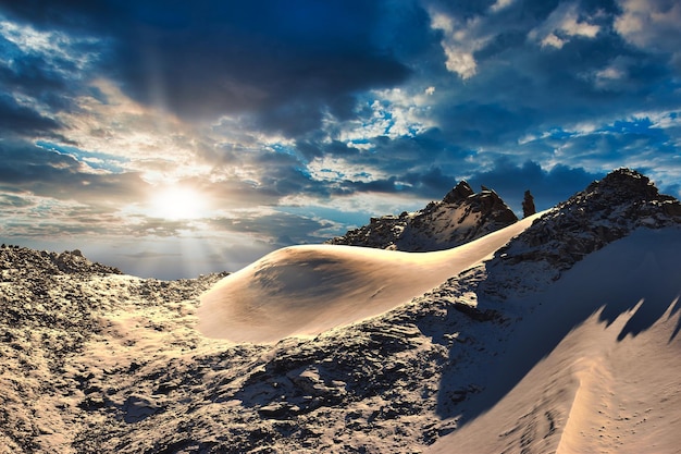 Foto vista panoramica della terra coperta di neve contro il cielo