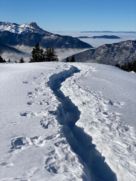 Foto la vista panoramica di un paese coperto di neve