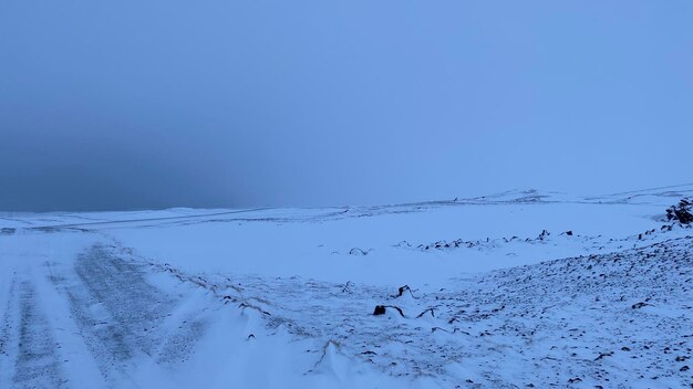 Photo scenic view of snow covered landscape against clear blue sky