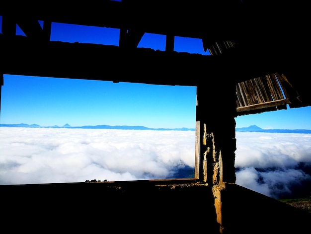 Foto vista panoramica del paesaggio coperto di neve contro il cielo