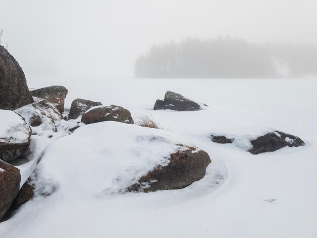 Photo scenic view of snow covered landscape against sky