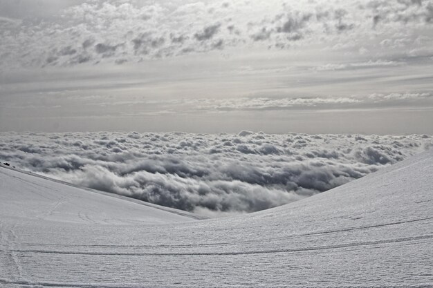 Photo scenic view of snow covered landscape against sky