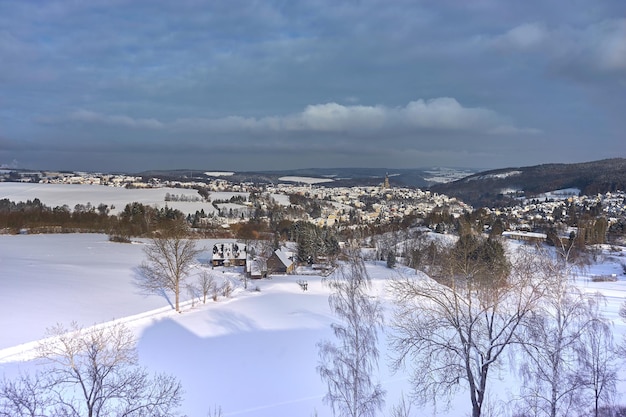 空に照らされた雪に覆われた景色の風景