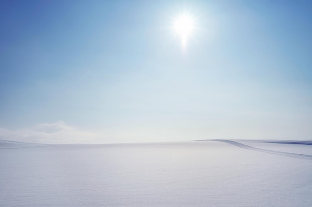 Photo scenic view of snow covered landscape against sky