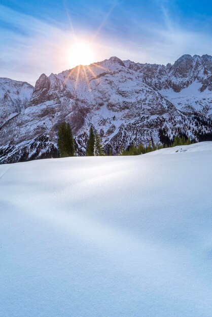 Foto vista panoramica del paesaggio coperto di neve e della montagna sul cielo durante il tramonto