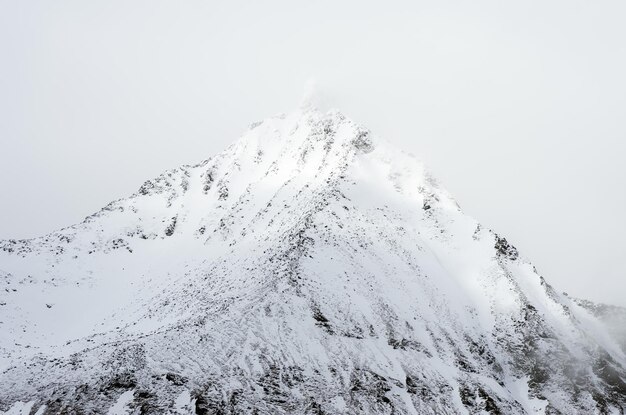 Photo scenic view of snow covered mountain against clear sky