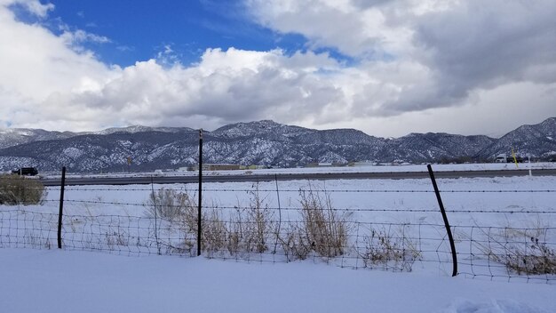 Foto vista panoramica della montagna coperta di neve contro il cielo