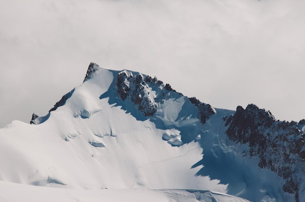 Foto vista panoramica della montagna coperta di neve contro il cielo