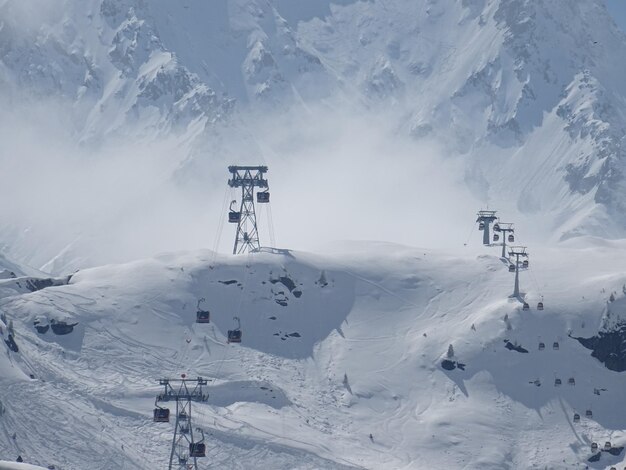 Photo scenic view of snow covered mountain