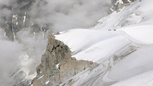 Photo scenic view of snow covered mountain