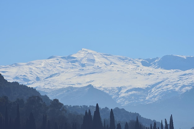 Foto vista panoramica delle montagne innevate sul cielo nuvoloso