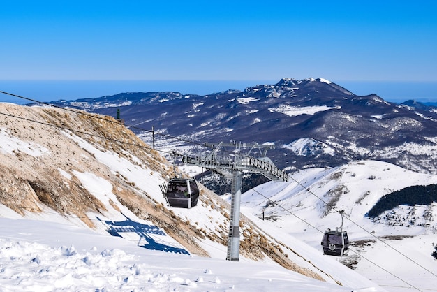 空を背景に雪に覆われた山の美しい景色