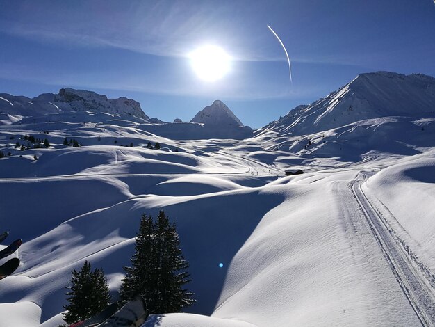 Foto la vista panoramica delle montagne innevate contro il cielo