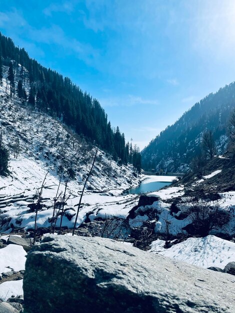 Foto vista panoramica delle montagne innevate contro il cielo