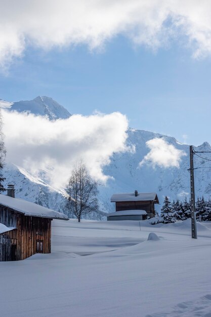 Foto la vista panoramica delle montagne innevate contro il cielo