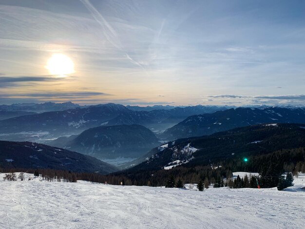 空を背景に雪に覆われた山の景色