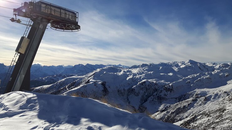 Photo 空を背景に雪に覆われた山の景色