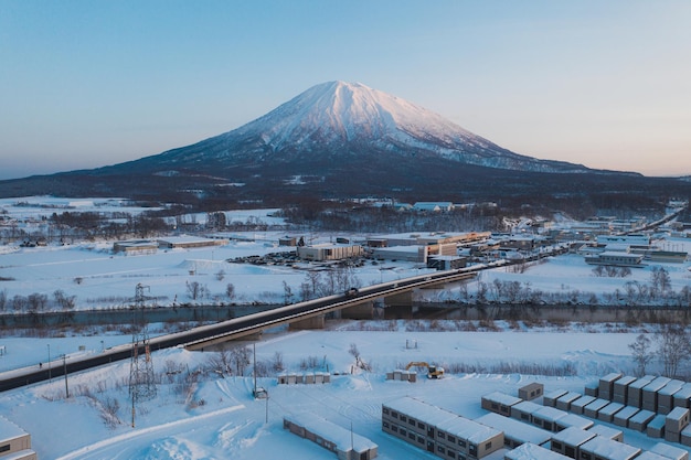 空を背景に雪に覆われた山の風景