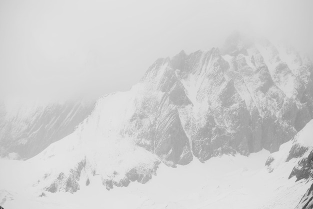 空を背景に雪に覆われた山の景色