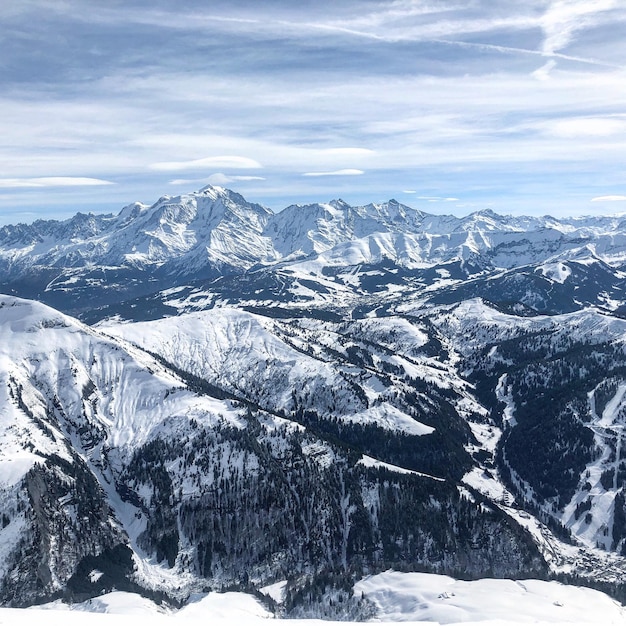 空を背景に雪に覆われた山の景色