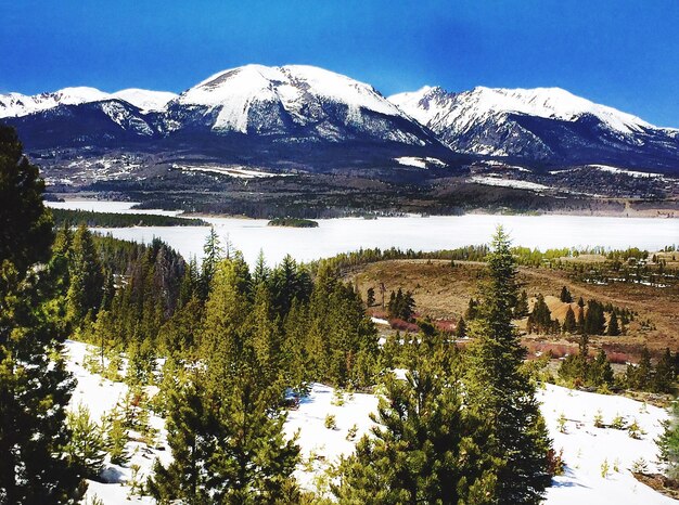 Foto la vista panoramica delle montagne innevate contro il cielo