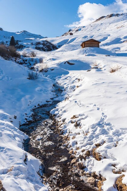 Photo scenic view of snow covered mountains against sky