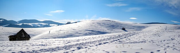 Photo scenic view of snow covered mountains against sky