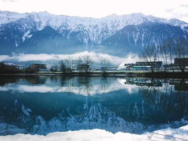 Photo scenic view of snow covered mountains