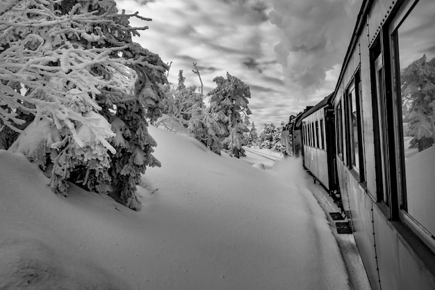 Foto vista panoramica del treno coperto di neve contro il cielo