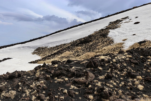 雪で覆われた火山の風景