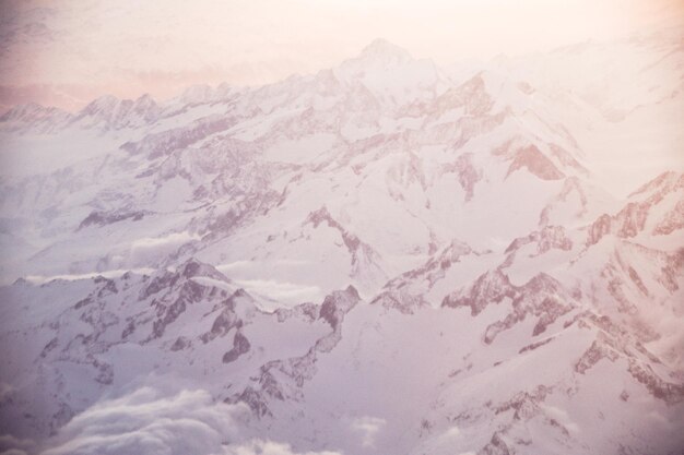 Photo scenic view of snow mountains against sky