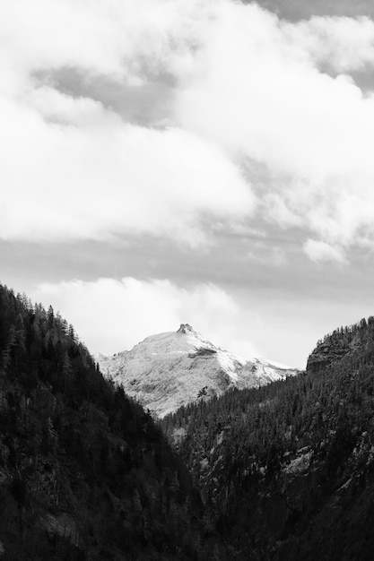 Photo scenic view of a snowcaped mountain against sky