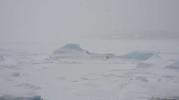 空に照らされた雪に覆われた景色の景色