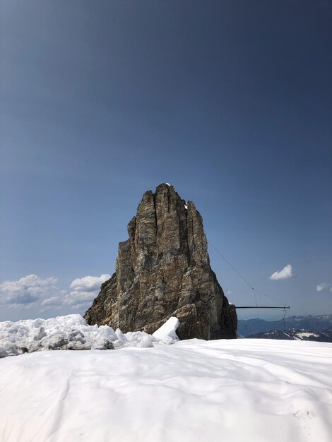 Photo scenic view of snowcapped mountain against blue sky