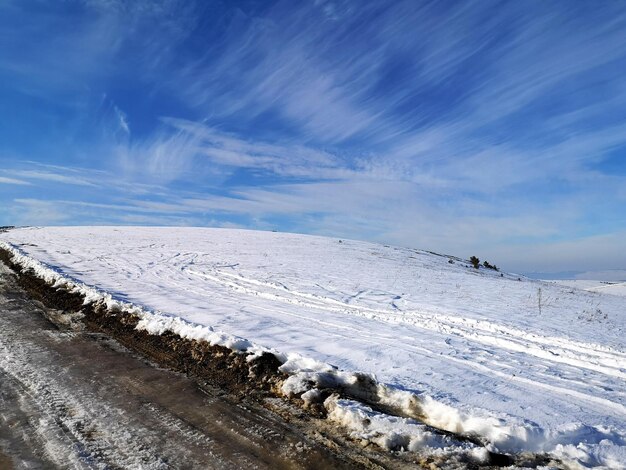 Foto la vista panoramica di una montagna innevata contro il cielo blu