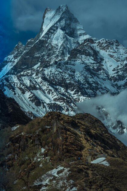 Photo scenic view of snowcapped mountain against sky