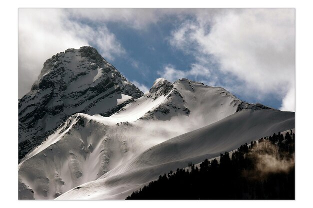 Foto la vista panoramica di una montagna innevata contro il cielo