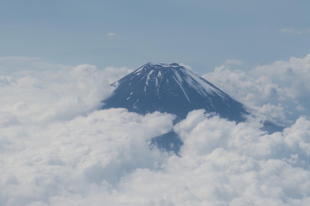 空に照らされた雪に覆われた山の景色