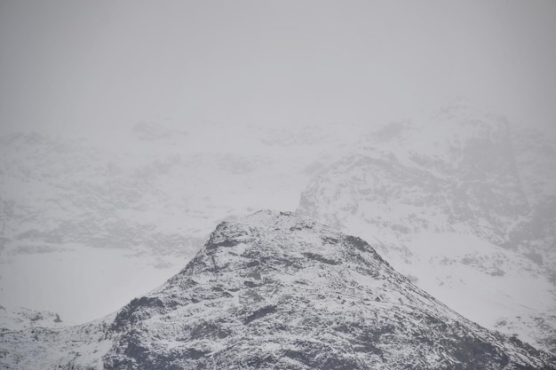 天空 に 対し て 雪 に 覆わ れ た 山 の 景色
