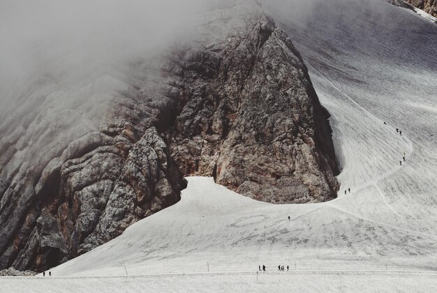 Photo scenic view of snowcapped mountain