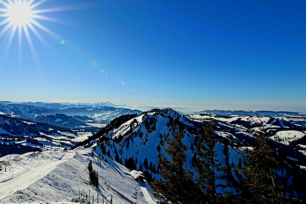 Foto la vista panoramica delle montagne innevate contro il cielo blu