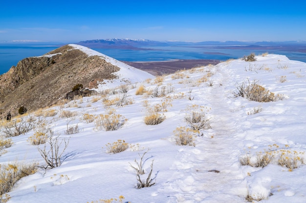 Foto la vista panoramica delle montagne innevate contro il cielo blu