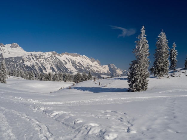 Photo scenic view of snowcapped mountains against blue sky